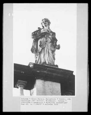 Weibliche Gewandfigur