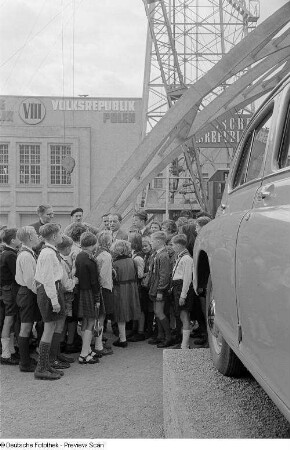 Kinder zu Besuch auf der Leipziger Herbstmesse 1954