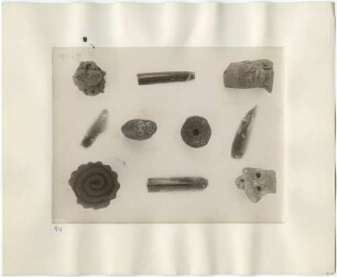 "Funde: kleine Köpfe, Obsidianmesser u.a."