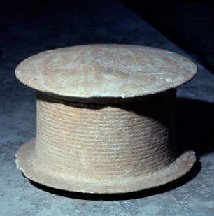 Kykladische Pyxis : Karlsruhe, Badisches Landesmuseum. Kykladische Pyxis, frühkykladisch II, Marmor, Höhe: 8,2 cm, Durchmesser: 13 cm, von Naxos.