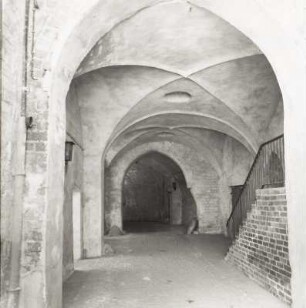 Sonnewalde, Schloss, Torbau des Vorderschlosses, Torweg mit Kreuzgratgewölbe