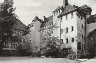 Münchner Platz, Helmholtzstraße