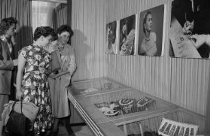 Besucherinnen der Leipziger Herbstmesse 1955 betrachten in Vitrinen ausgestelltes Geschmeide