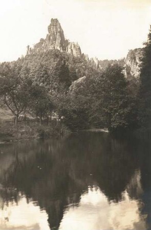Sächsische Schweiz. Rathener Felsgebiet. Mühlweiher des Grünbachs (Amselgrund) gegen Kleine Gans
