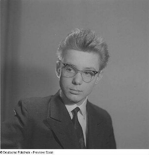 Porträt eines jungen Mannes mit Brille