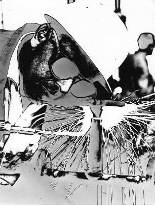 Experimentelle Fotografie von Germin 1973. Verfremdung einer Aufnahme eines Schweißers bei der Arbeit