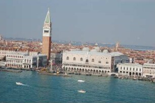 Venedig 2007 - Blick zum Campanile : Blick zum Markusplatz mit Dogenpalast vorn und Campanile, vom Turm San Giorgio Maggiore, aufgenommen in Venedig 2007