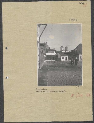 In und bei Targovistea: Marktplatz mit alter rumänischer Kirche in Targovistea