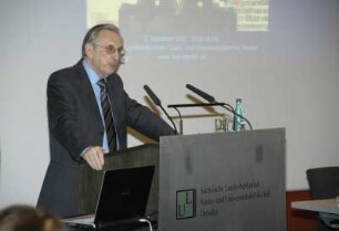 Eröffnung im Vortragssaal. Prof. Dr. Bernhard Fabian bei seiner Ansprache