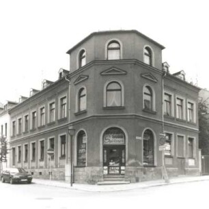 Reichenbachm (Vogtland), Albertistraße 16/Ecke Weinholdstraße. Wohnhaus mit Laden. Um 1880. Eckansicht