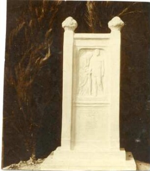 Grabmal. Stein (wohl um 1915; C. Brose) auf einem Friedhof