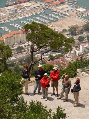 Besucher auf der Aussichtsplattform des "Upper Rock", unten der Hafen und das Geschäftsviertel