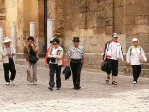 Chinesische Touristen an der Mezquita
