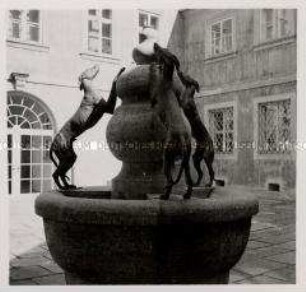 München, Bildhauer Professor Bernhard Bleeker, Brunnen in einem Hof