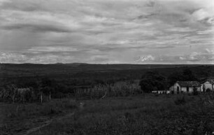 Plateau : Blick auf zwei Häuser und das Plateau im Hintergrund.