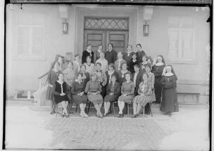 Haushaltungsschule in Gammertingen 1931; Gruppenbild Haushaltungsschülerinnen mit Lehrkräften; Lehrkräfte Erlenbacher Franziskanerinnen im Ordenskleid, tätig im Kreisaltersheim 1928-1991
