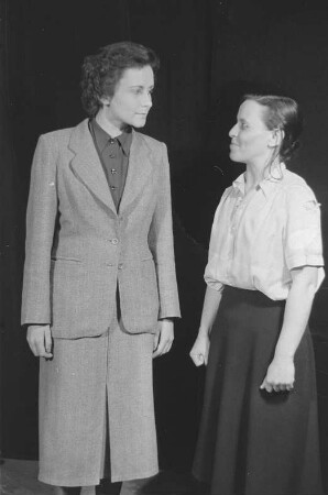 Szenenbilder aus dem Stück "Kamerad Mimi" von Julius Hay im Theater am Schiffbauerdamm Berlin : Szenenbild