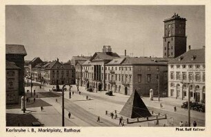 Postkartenalbum mit Motiven von Karlsruhe. "Karlsruhe in Baden, Marktplatz, Rathaus"