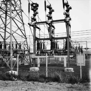 Gewerbegebiet Nord: Schleswag: Netzleitstelle: Umspannwerk: Stromleitungen, Freiluftschaltanlagen, Isolatoren, Transformatoren: vorne Maschendrahtzaun