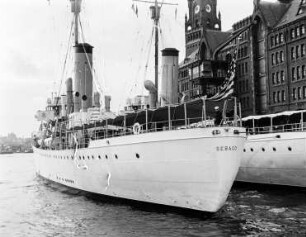 Hamburger Hafenrundfahrt : Am Kai Marineschiff "SEBAGO"