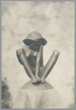 Hockende auf der Kugel, 1921, Bronze