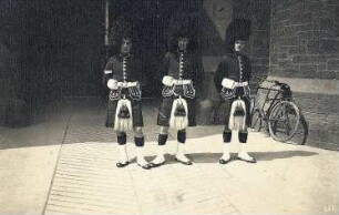 Edinburgh/ Schottland. Schottische Gardisten vor dem Eingang von Holyrood Palace