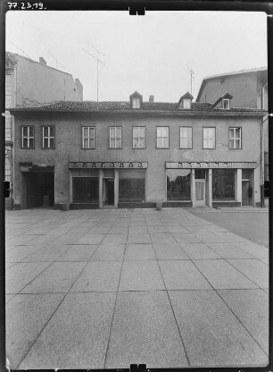 Quedlinburg, Steinbrücke 8. Wohnhaus mit Durchfahrt und Läden. Straßenfront