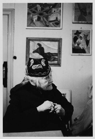 Die Malerin Charlotte E. Pauly in einem Ausstellungsraum (Galerie Berlin ?)