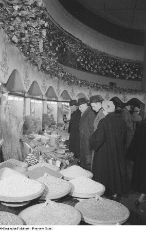 Besucher vor einem Messestand mit Gewürzen in der Messehalle des Ausstellungslandes Bulgarien