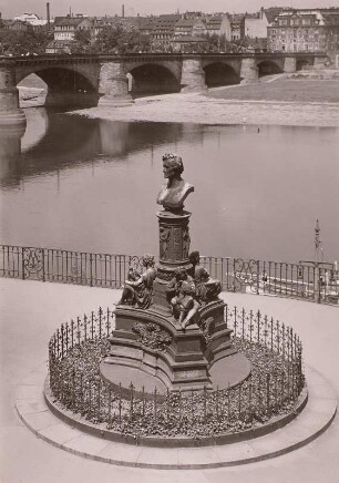 RietscheldenkmalBrühlsche Terrasse : Dresden, Rietscheldenkmal auf der Brühlschen Terrasse, im Hintergrund Augustusbrücke