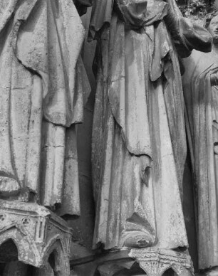Mittleres Westportal — Nördliches Gewände — Simeon (2. Figur)