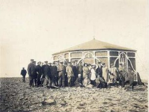 Nordkap. Touristen vor dem Postamt (mit Champagnerausschank)
