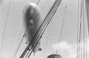Reisefotos Brasilien. Luftschiff "Graf Zeppelin" (LZ 127) über dem Passagierschiff Monte Rosa