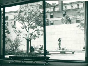 Berlin Neue Nationalgalerie Blick auf den Hof. Skulptur Maja von Gerhard Marx