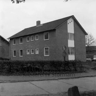 Amtsverwaltung: Hauptstraße: Amtshaus vor Fertigstellung: vorn Hecke: dahinter unbefestigte Außenanlagen: rechts Verkehrsschild: hinten rechts und links Gebäude