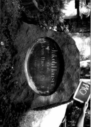 Grabstein 110 (Index: 100109860) Material: Granit Zustand: gut Maße HxBxT: 110x95x45 cm Beschreibung: Stele, Segmentbogenabschluß, ovale Schriftplatte Besonderheit: Doppelgrab: Grabstein 110