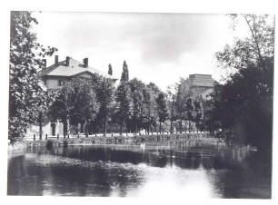Schlossgraben Detmold. Links das Direktionsgebäude des Landesmuseums, rechts das Landestheater