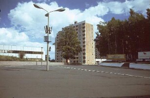 Heringsdorf. Wohnhochhaus und Grünanlage mit Aufsteller "Alles für das Wohl des Volkes und den Frieden"