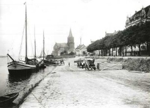 Emmerich : Emmerich. Rechtes Rheinufer mit Stiftskirche St. Martin. Blick stromabwärts