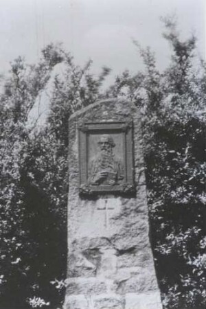 Bad Oldesloe, Altfresenburg: Gedenkstein für Menno Simons: oben alte Bildplatte, darunter eingemeißeltes Kreuz