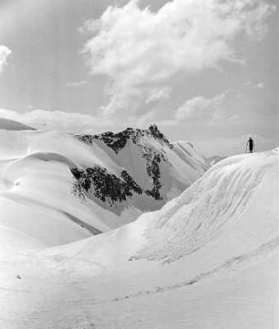 Winterbilder. Gebirgslandschaft (vielleicht am Nebelhorn). Ansicht mit Skiläuferin