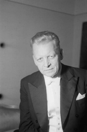 Porträtaufnahmen des Dirigenten Hermann Abendroth