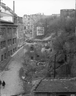 Bautzen. Zerstörte Bautzner Tuchfabrik AG und Mühltorbastei. Blick vom Wehrgang der Alten Wasserkunst