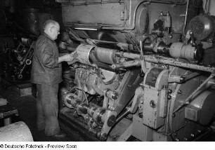 Arbeiter an einer Druckmaschine