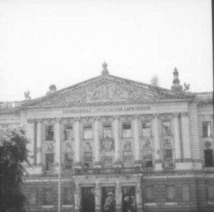 Leipzig. Augusteum (Universitätshauptgebäude) und Universitätskirche St. Pauli kurz vor Sprengung und Abbruch, Mai 1968
