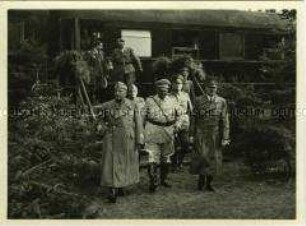 Besuch Adolf Hitlers und Benito Mussolinis im Hauptquartier Göhrings, dem "Jägerhof" bei Rastenburg