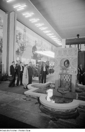 Blick auf einen Springbrunnen der rumänischen Sektion auf der Leipziger Herbstmesse 1954