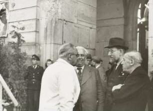 Großkundgebung auf dem Karl-Marx-Platz: Der Präsident des Deutschen Volksrates Wilhelm Pieck (2. von links) mit Hermann Kastner, Wilhelm Koenen und Otto Buchwitz vor dem Japanischen Palais