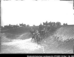 Besichtigung des Feld-Artillerie-Regiments Nr. 46 Enthält: Platte 27, Soldaten auf mit Pferden bespannten Geschützlafetten reiten einen Hang hinunter