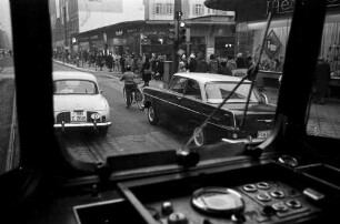 Auto- und Straßenbahnverkehr in der Kaiserstraße.